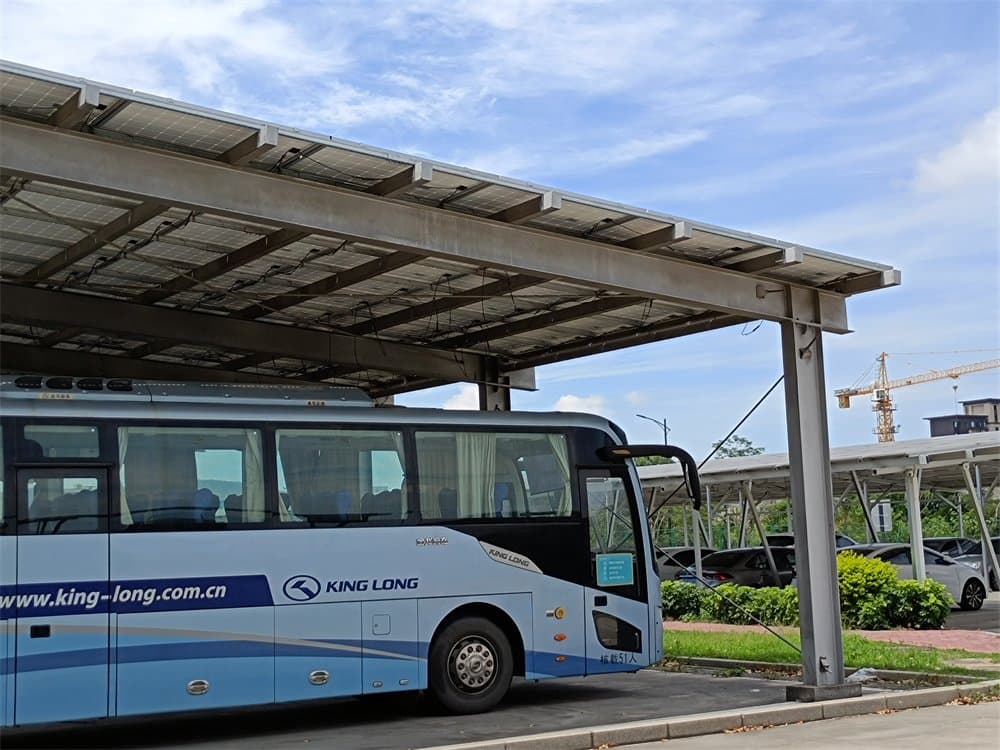 バス駐車場のスチール製太陽光発電構造の取り付け