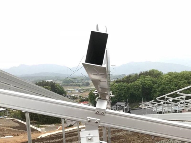 ソーラーパネルポール取付レール 傾斜地面取付システム